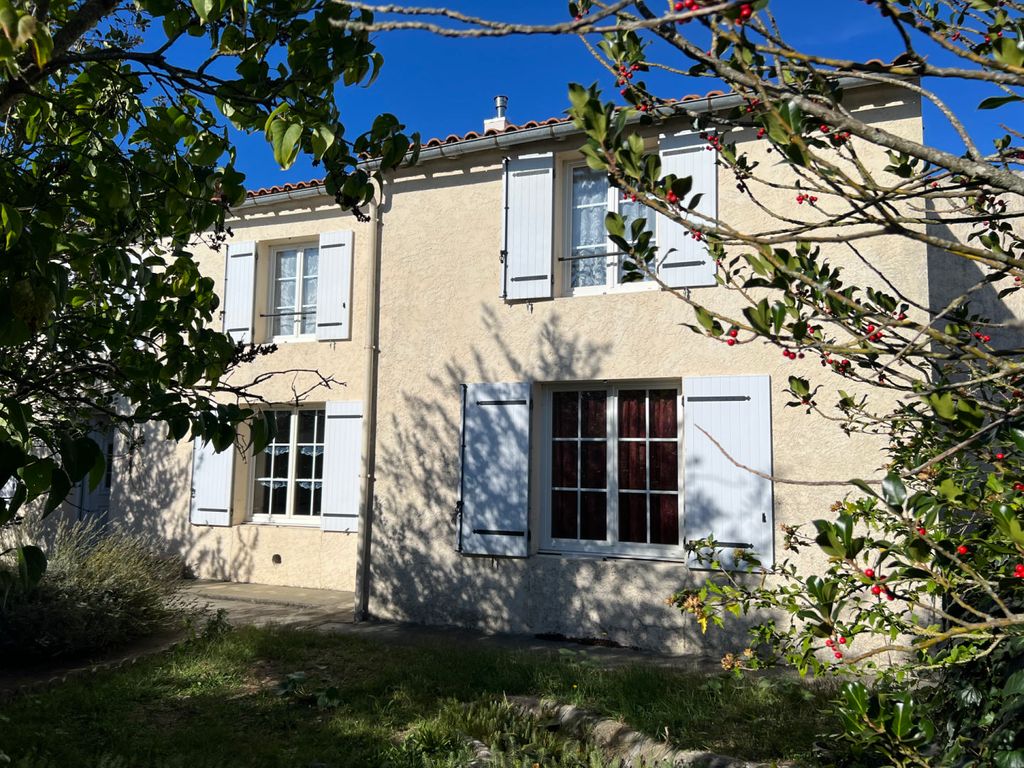 Achat maison à vendre 5 chambres 159 m² - Saint-Jean-d'Angély