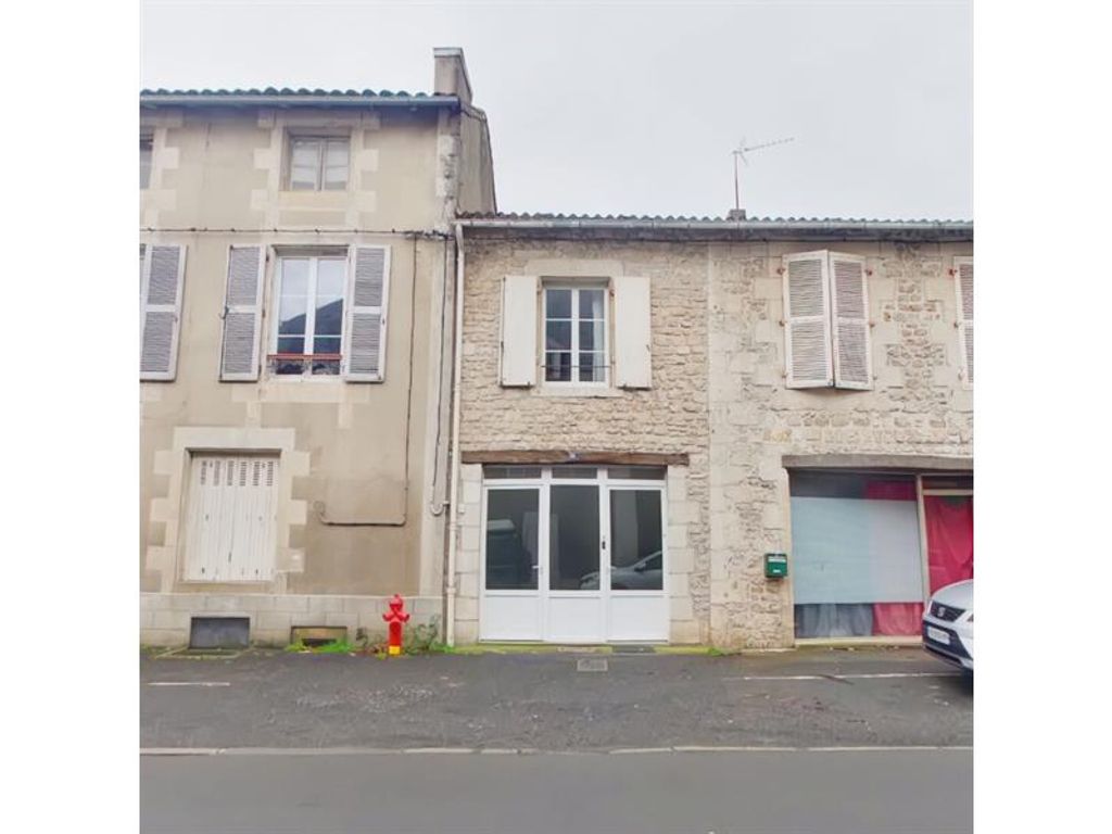 Achat maison à vendre 2 chambres 147 m² - Couhé