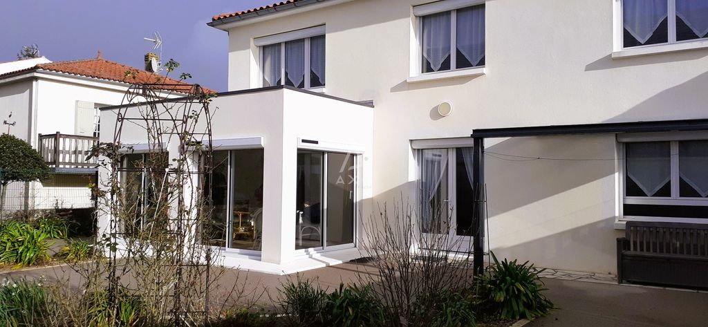 Achat maison à vendre 3 chambres 189 m² - La Rochelle