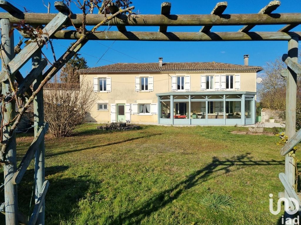 Achat maison à vendre 4 chambres 205 m² - Saint-Cybardeaux