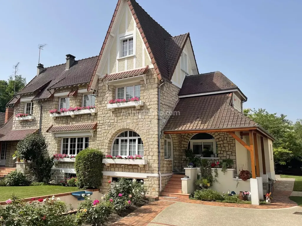 Achat maison à vendre 6 chambres 245 m² - Soisy-sur-Seine