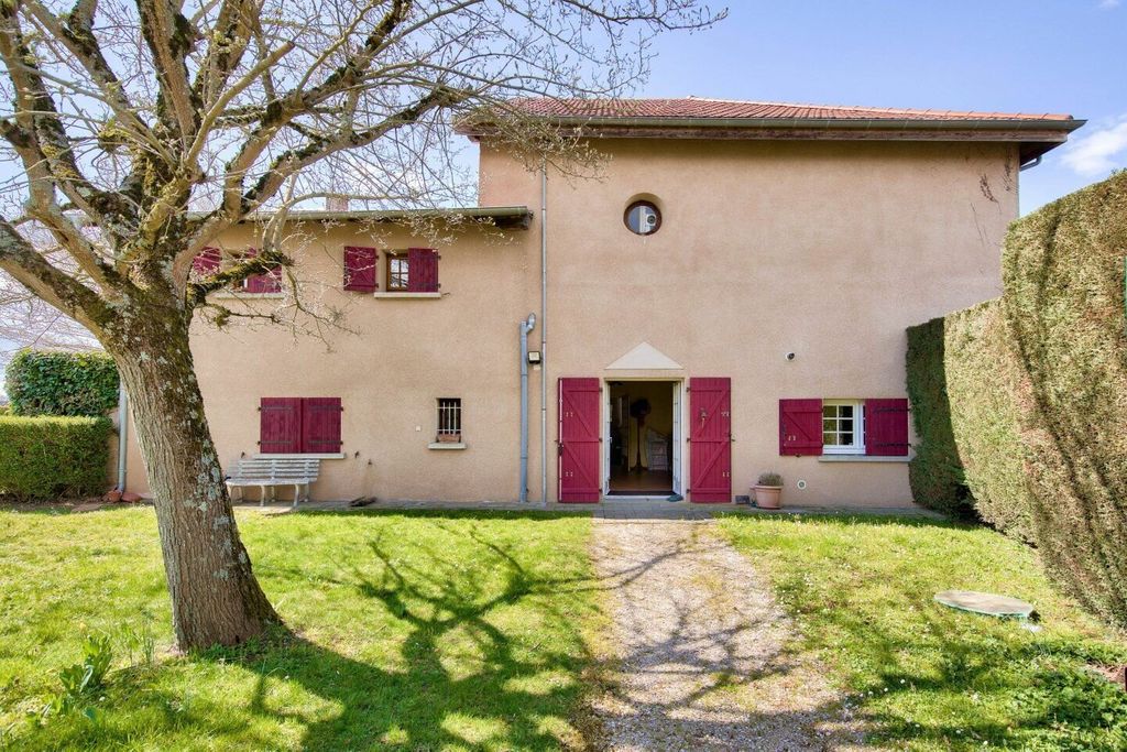 Achat maison à vendre 7 chambres 296 m² - Saint-André-de-Corcy