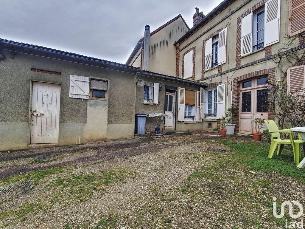 Achat maison à vendre 6 chambres 81 m² - Saint-Julien-du-Sault