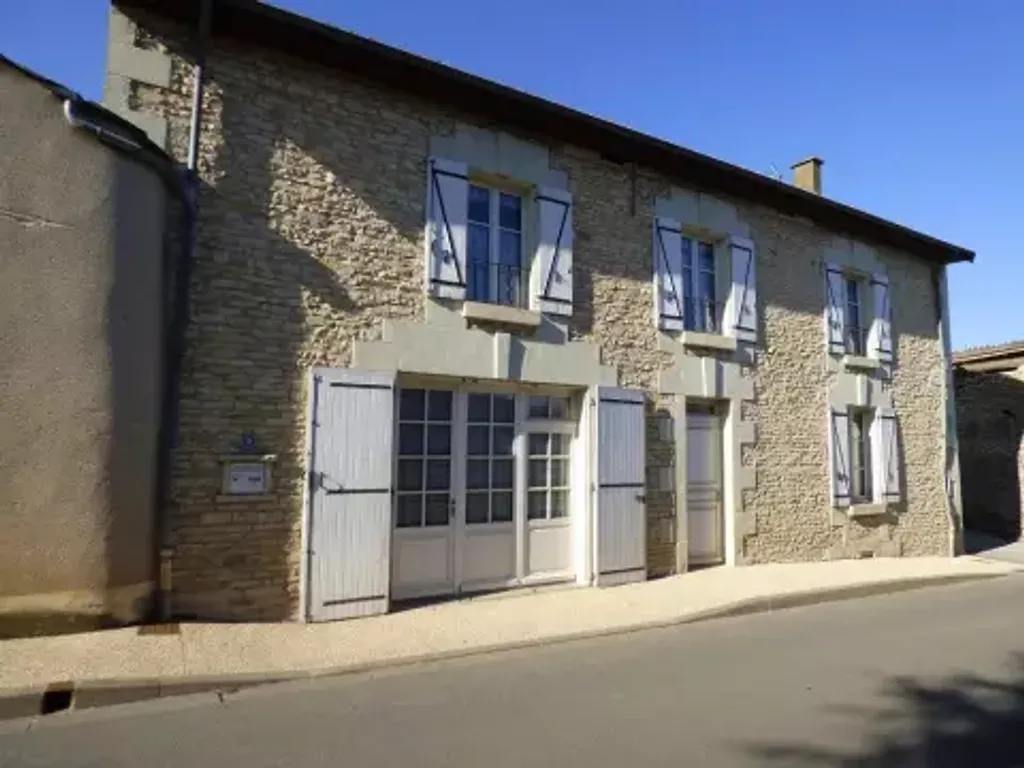 Achat maison à vendre 3 chambres 139 m² - Saint-Jean-de-Sauves