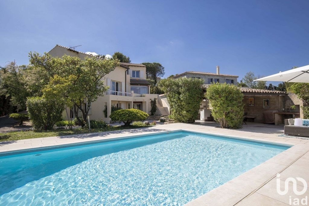 Achat maison à vendre 5 chambres 317 m² - Saint-Saturnin-lès-Avignon
