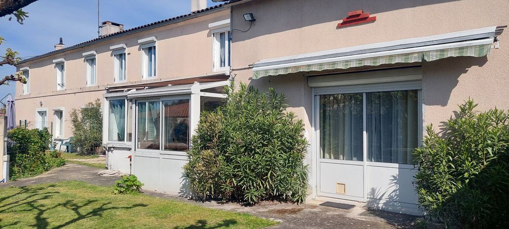 Achat maison à vendre 4 chambres 195 m² - Châteaubernard