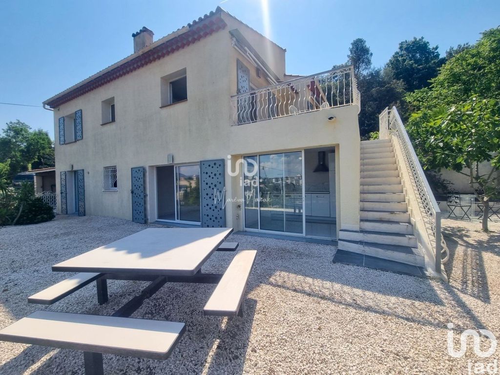 Achat maison à vendre 4 chambres 191 m² - Saint-Raphaël