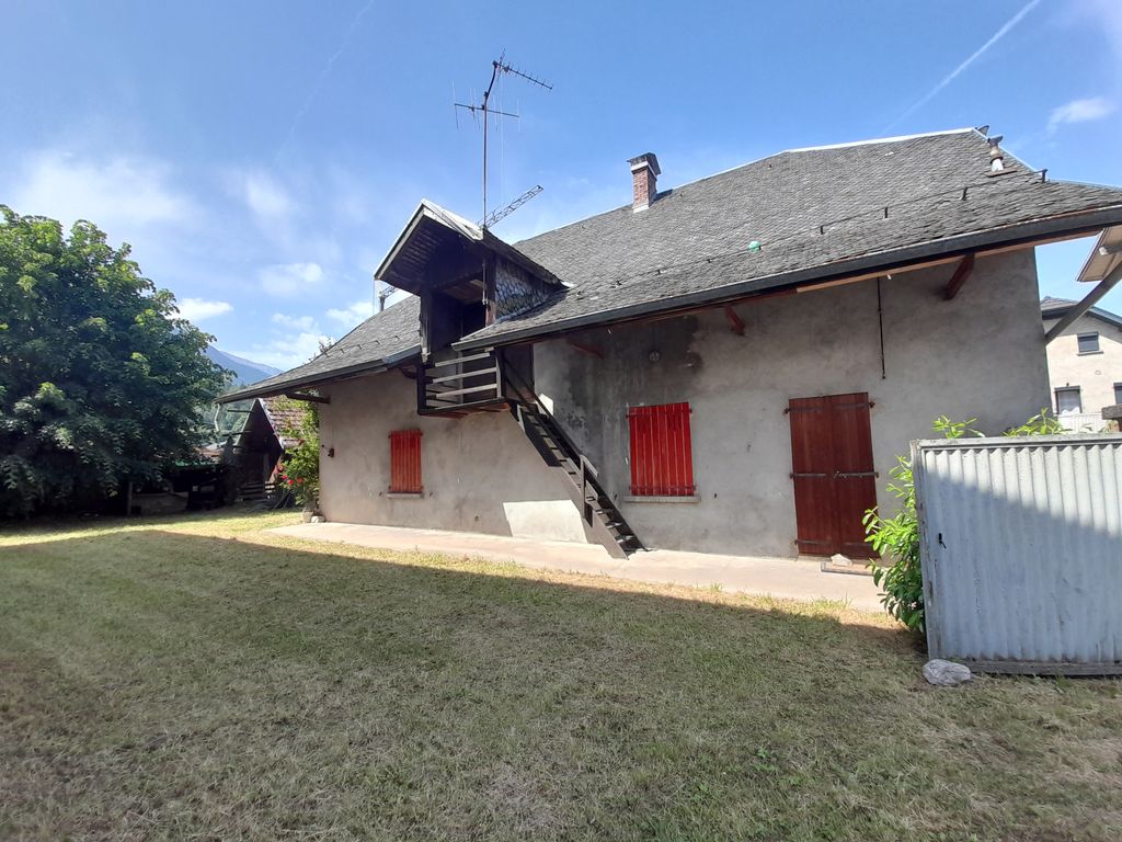 Achat maison à vendre 3 chambres 240 m² - Saint-Pierre-en-Faucigny