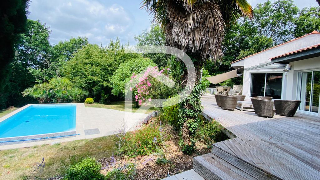 Achat maison à vendre 6 chambres 228 m² - La Roche-sur-Yon