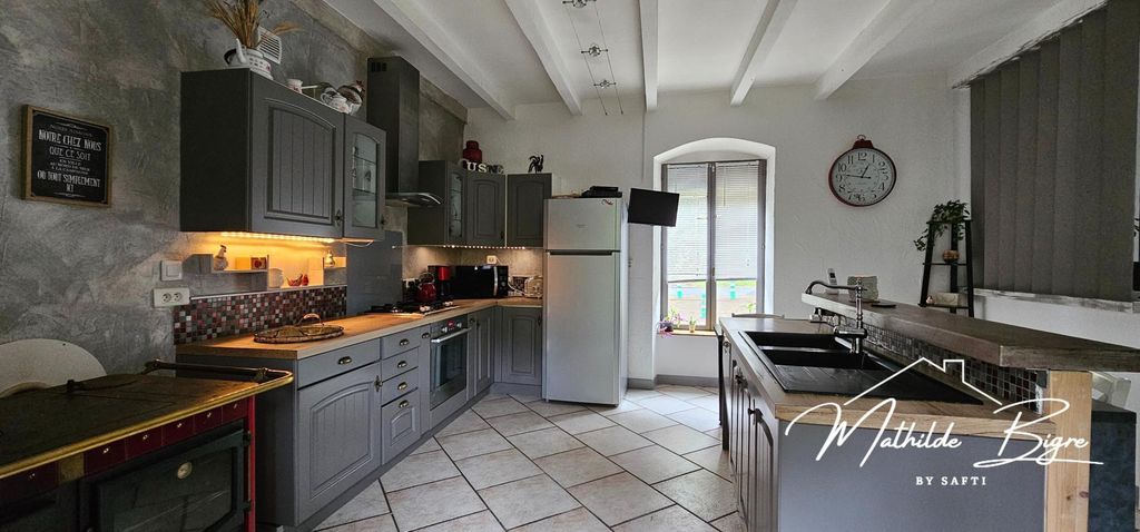 Achat maison à vendre 5 chambres 260 m² - Saint-Germain-Lembron