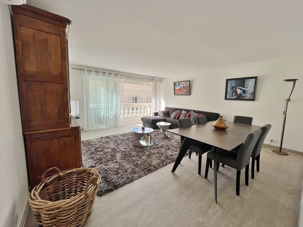 Achat appartement à vendre 3 pièces 82 m² - Saint-Raphaël