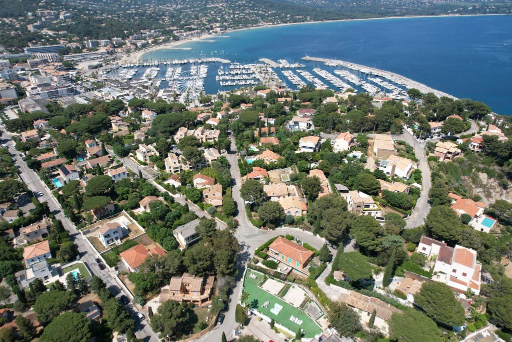 Achat maison à vendre 3 chambres 190 m² - Cavalaire-sur-Mer