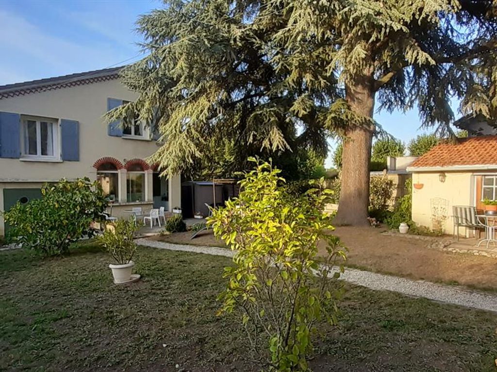 Achat maison à vendre 4 chambres 127 m² - Le Chambon-Feugerolles