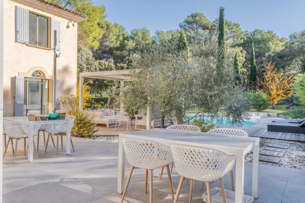 Achat maison à vendre 5 chambres 215 m² - Aix-en-Provence