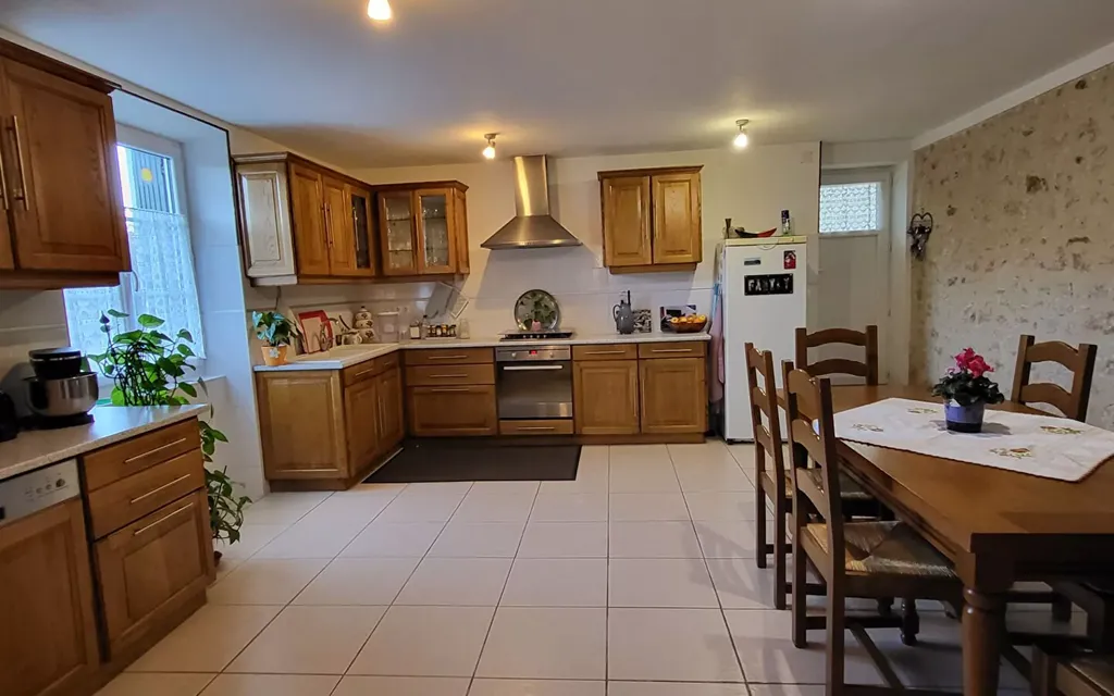 Achat maison à vendre 5 chambres 166 m² - Lussac-les-Châteaux