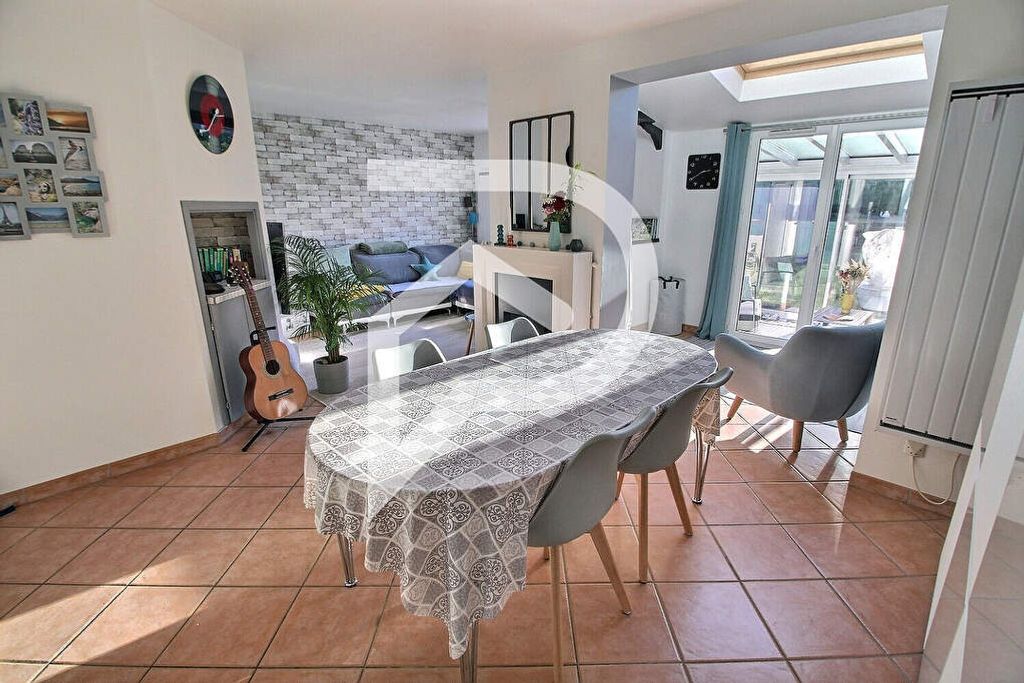 Achat maison à vendre 3 chambres 96 m² - Montigny-le-Bretonneux