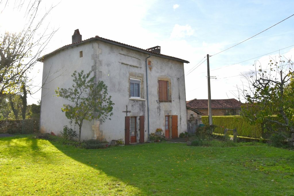 Achat maison à vendre 2 chambres 75 m² - Lussac