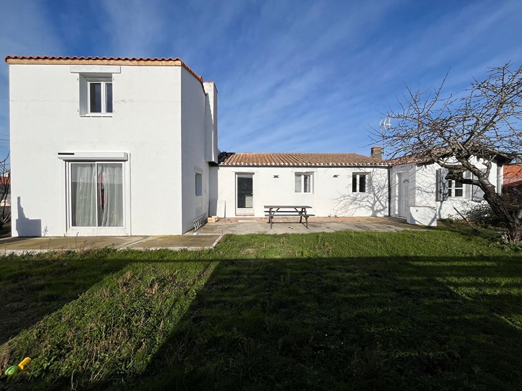 Achat maison à vendre 5 chambres 179 m² - Saint-Hilaire-de-Riez