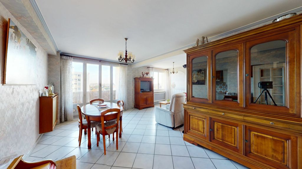Achat appartement à vendre 5 pièces 79 m² - Vaulx-en-Velin