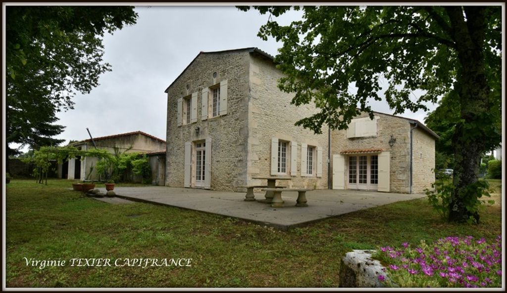 Achat maison à vendre 5 chambres 226 m² - Saint-Jean-d'Angély