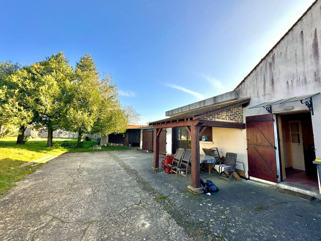 Achat maison à vendre 3 chambres 130 m² - La Forêt-Sainte-Croix