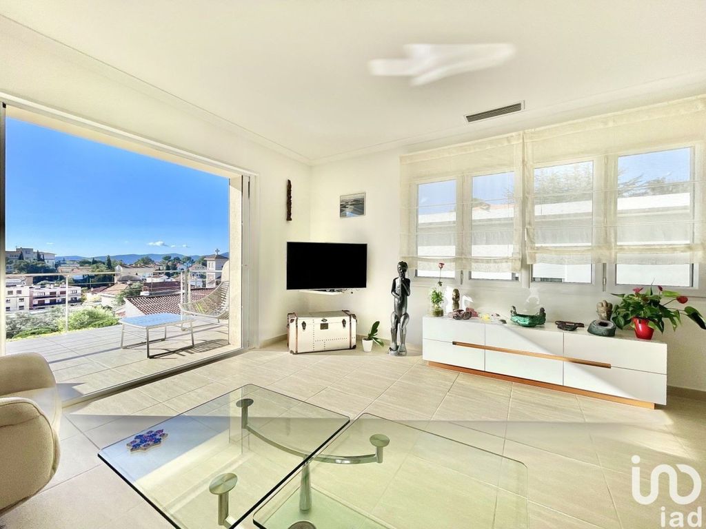 Achat maison à vendre 4 chambres 176 m² - Saint-Raphaël