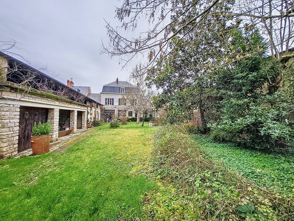Achat maison à vendre 8 chambres 275 m² - Saint-Amand-Montrond