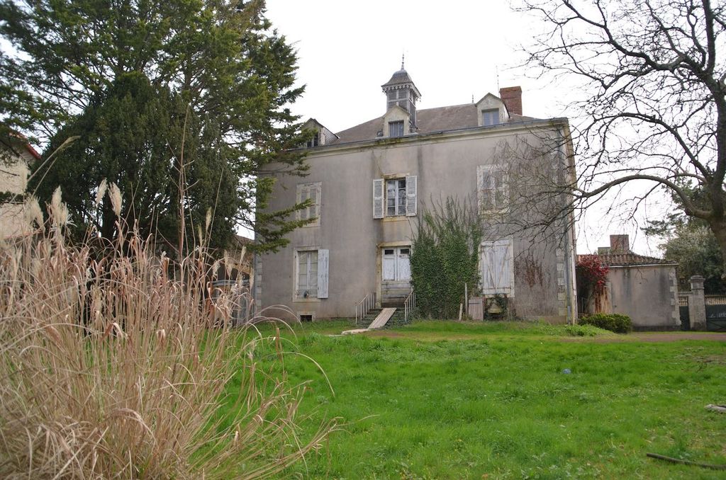 Achat maison à vendre 6 chambres 165 m² - Sainte-Hermine