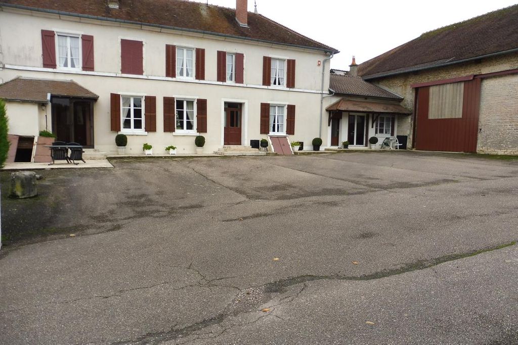 Achat maison à vendre 4 chambres 231 m² - Maisons-lès-Soulaines