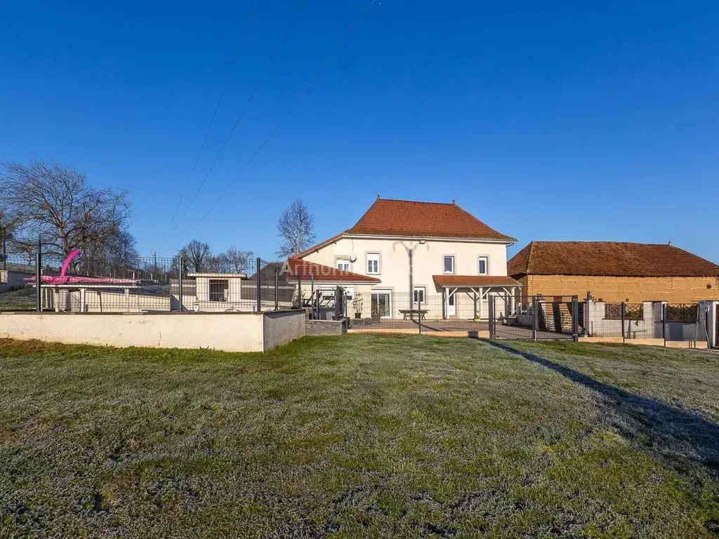 Achat maison à vendre 2 chambres 140 m² - Les Abrets-en-Dauphiné