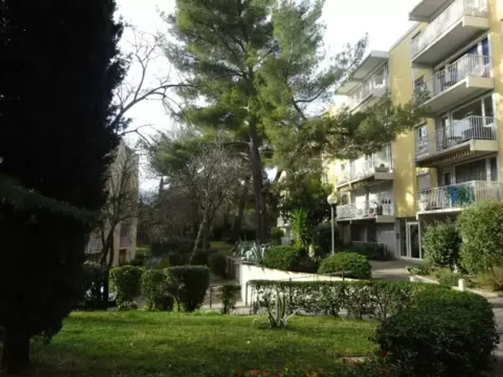 Achat appartement à vendre 5 pièces 98 m² - Nîmes