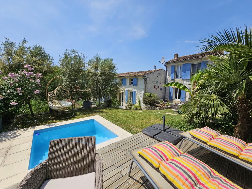 Achat maison à vendre 5 chambres 230 m² - Dompierre-sur-Charente