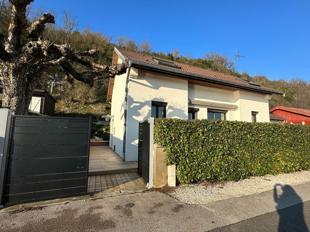 Achat maison à vendre 3 chambres 130 m² - Rochefort-sur-Nenon