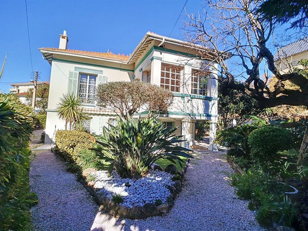 Achat maison à vendre 4 chambres 157 m² - Saint-Raphaël