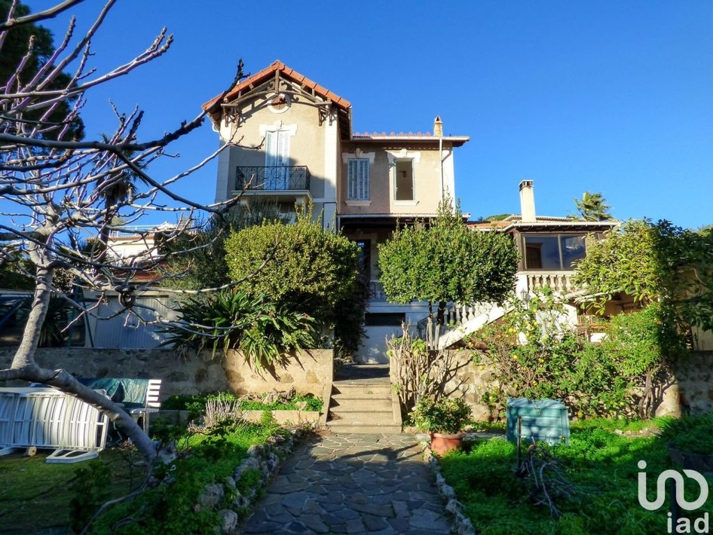 Achat maison à vendre 2 chambres 151 m² - Sainte-Maxime