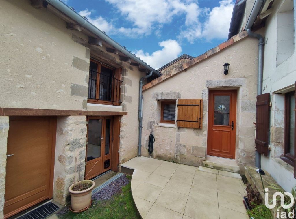 Achat maison à vendre 1 chambre 85 m² - Lussac-les-Châteaux