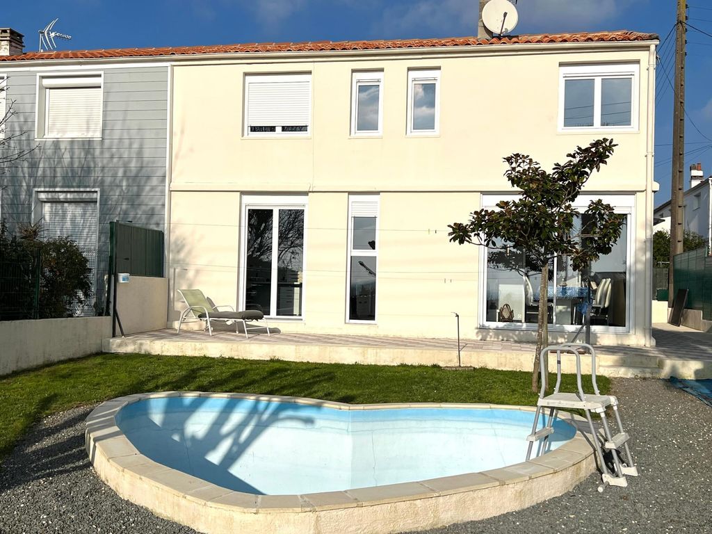 Achat maison à vendre 5 chambres 99 m² - Saint-Jean-d'Angély