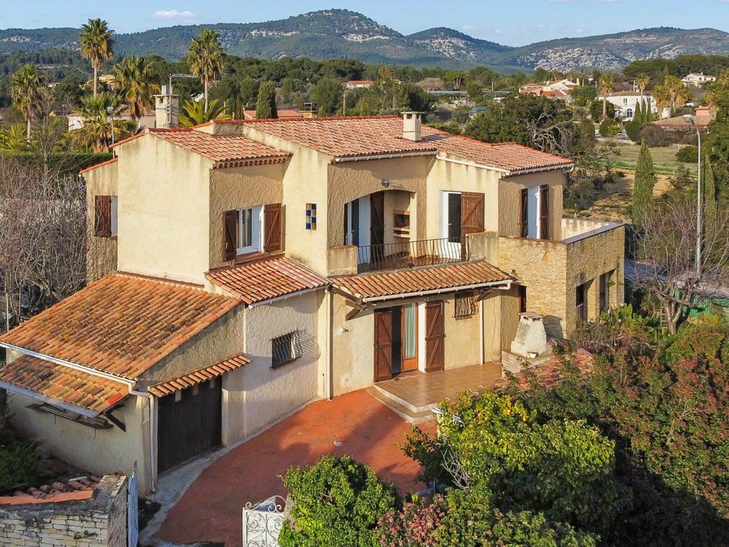 Achat maison à vendre 4 chambres 187 m² - Sanary-sur-Mer