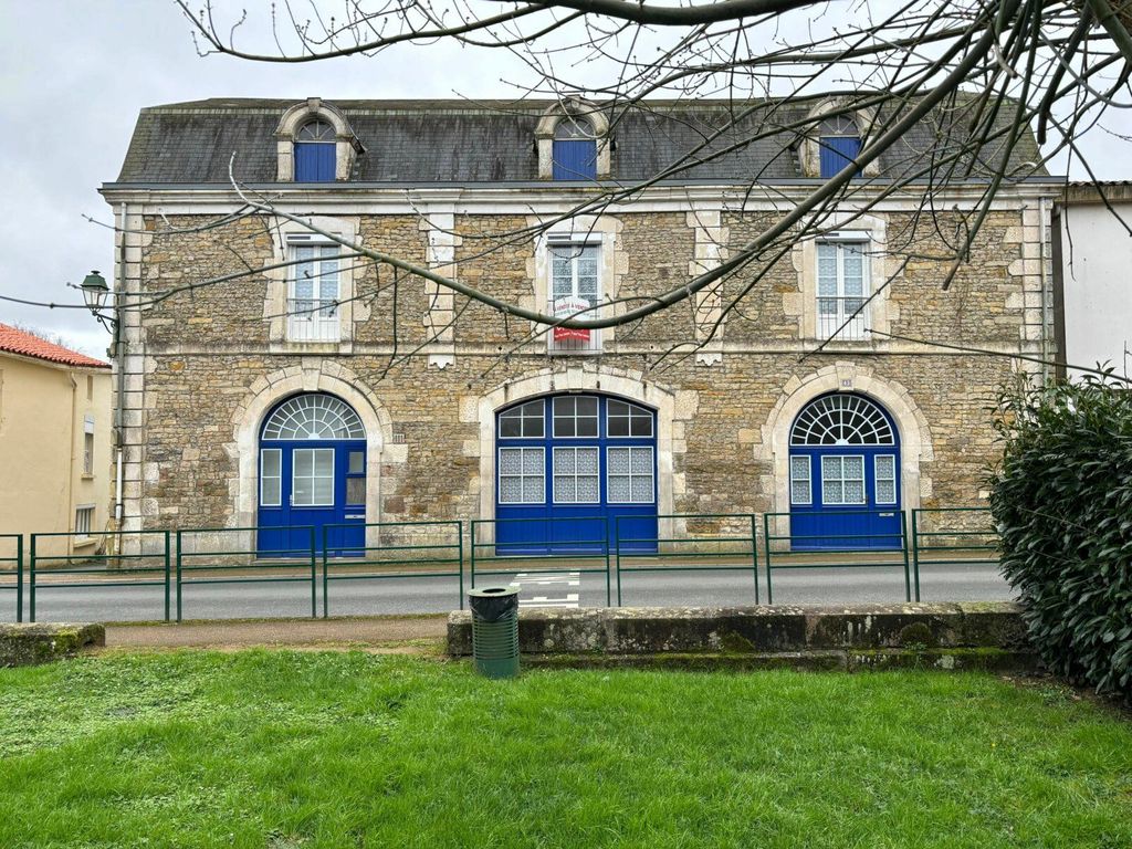 Achat maison à vendre 6 chambres 254 m² - Sainte-Hermine