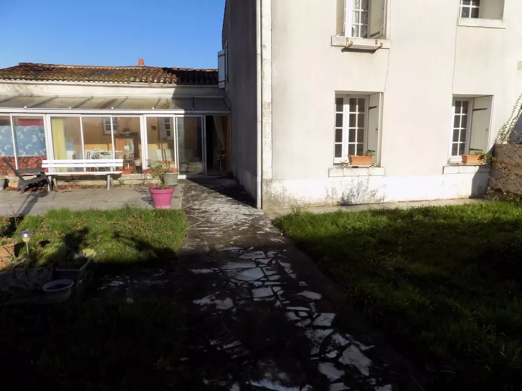 Achat maison à vendre 4 chambres 117 m² - Villeneuve-la-Comtesse