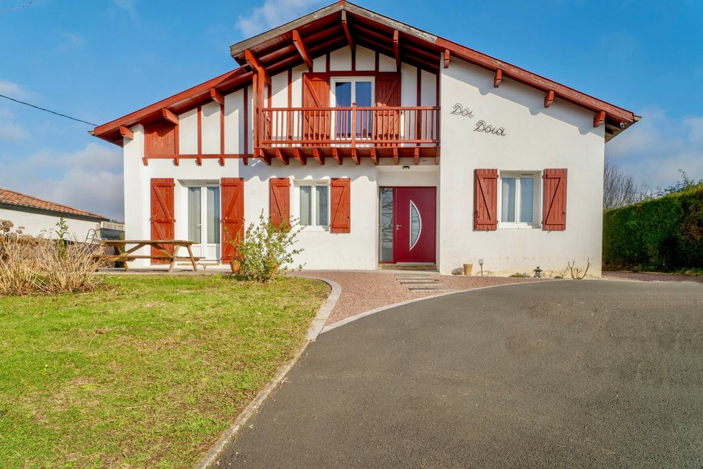 Achat maison à vendre 4 chambres 132 m² - Saint-Pée-sur-Nivelle