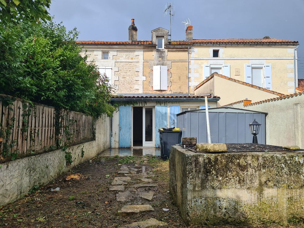 Achat maison à vendre 2 chambres 66 m² - Gond-Pontouvre