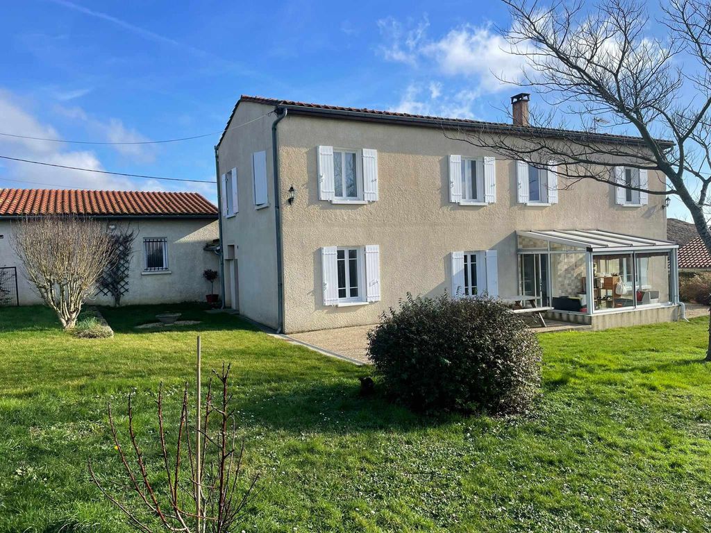 Achat maison à vendre 4 chambres 218 m² - Saint-Bonnet-sur-Gironde