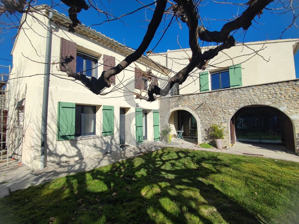 Achat maison à vendre 5 chambres 180 m² - Sainte-Cécile-les-Vignes