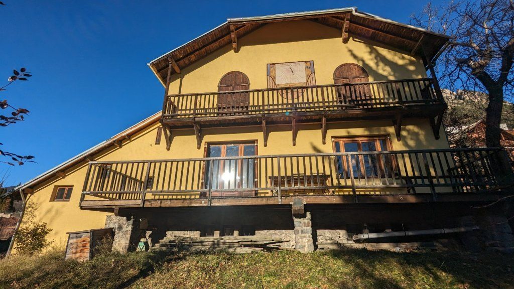 Achat maison à vendre 5 chambres 175 m² - Briançon