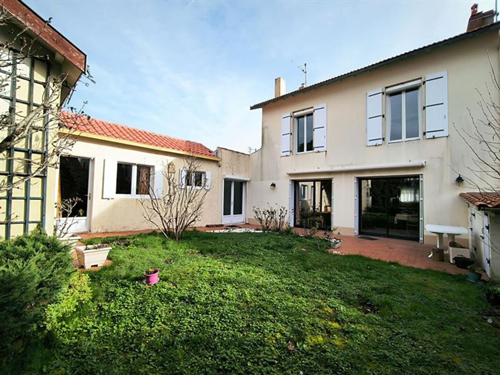 Achat maison à vendre 4 chambres 141 m² - La Rochelle