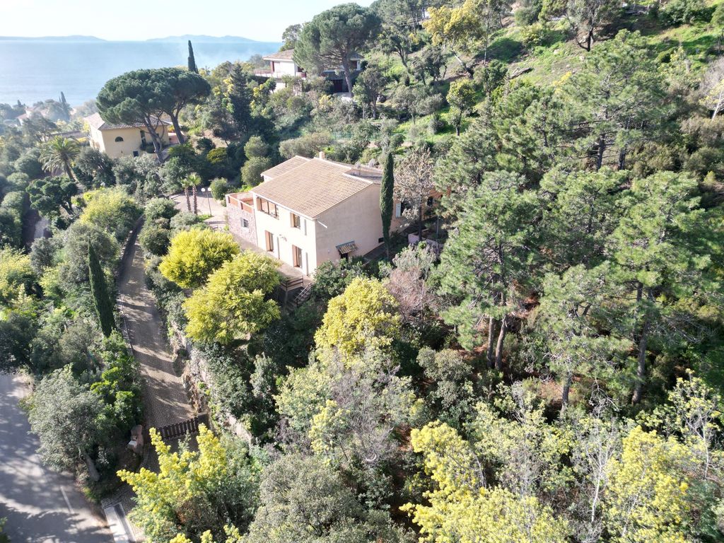 Achat maison à vendre 5 chambres 206 m² - Rayol-Canadel-sur-Mer