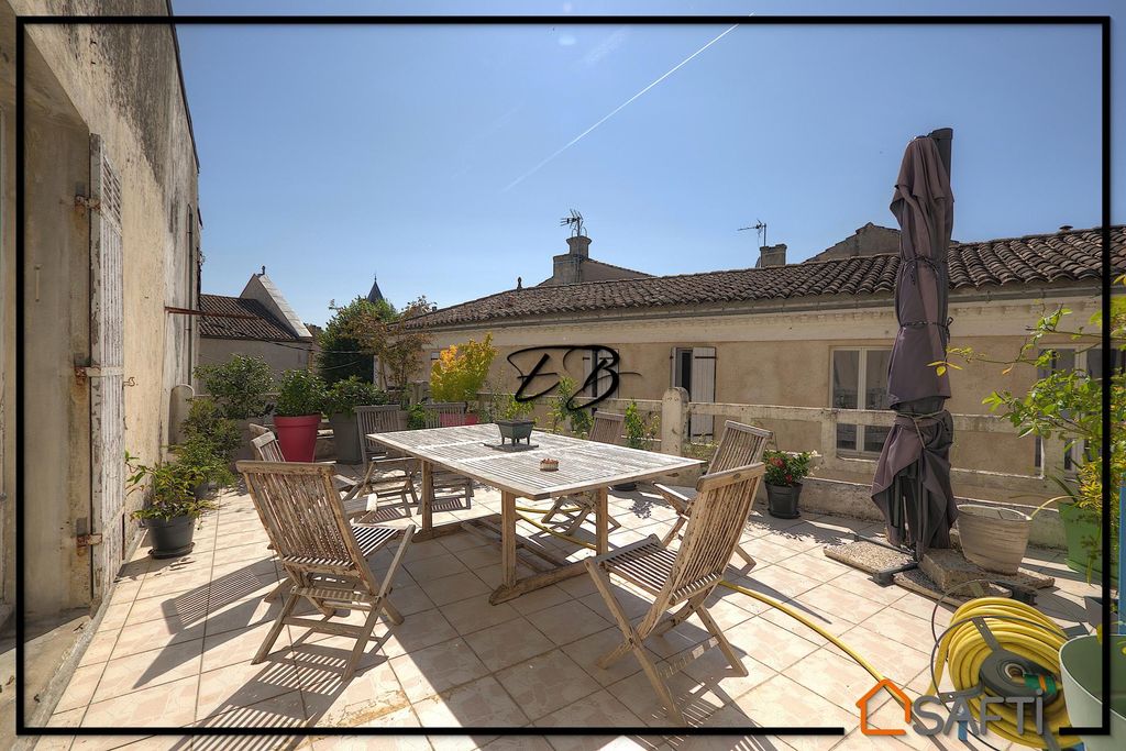 Achat maison à vendre 5 chambres 245 m² - Saint-Christoly-de-Blaye