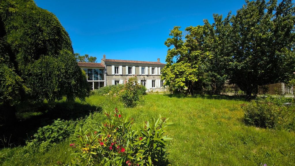 Achat maison à vendre 4 chambres 210 m² - Saint-Jean-d'Angély