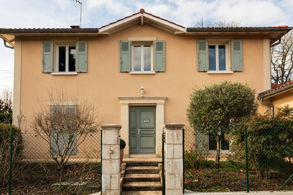 Achat maison à vendre 5 chambres 208 m² - Sainte-Foy-lès-Lyon